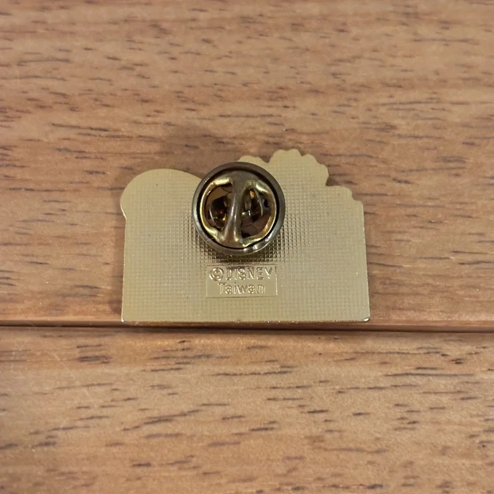 Disney Vintage 1994 Collectors Society Pin Cheshire Cat
